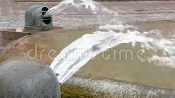 从爱沙尼亚喷泉流出的水视频的预览图
