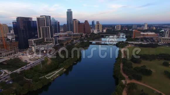 德克萨斯州奥斯汀市市中心天际线城市建筑全景视频的预览图