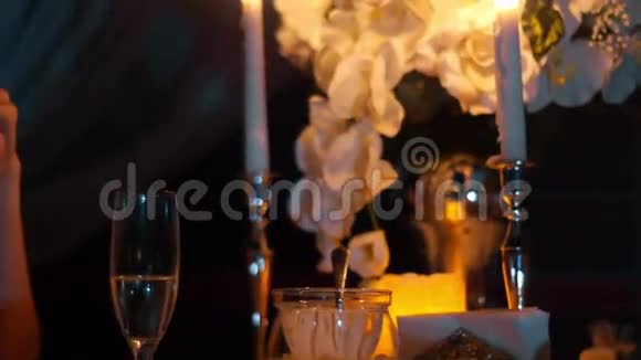在烛光背景下香槟酒的杯中洒满了玻璃视频的预览图