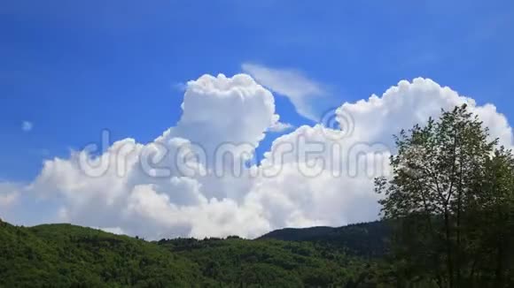 法国比利牛斯山脉积木云时程视频的预览图