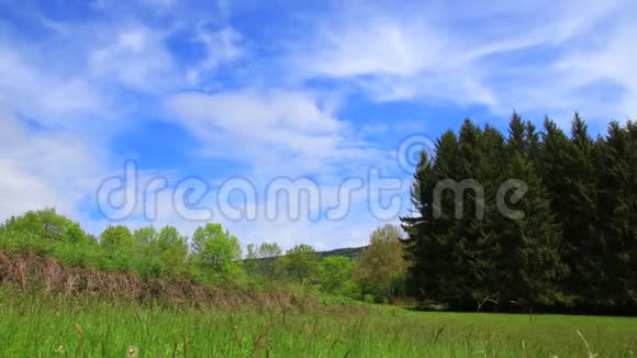 法国比利牛斯乡村春季景观的时间流逝视频的预览图
