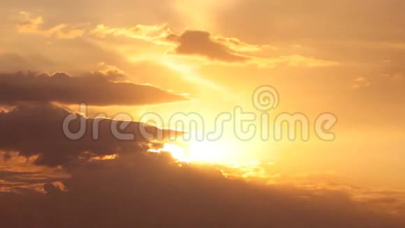 金色的夕阳和云景视频的预览图