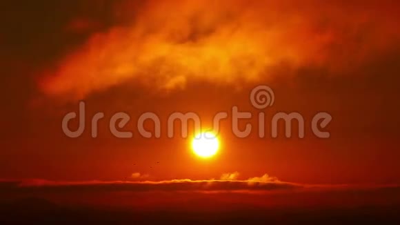 美丽的橙色日出与云视频的预览图