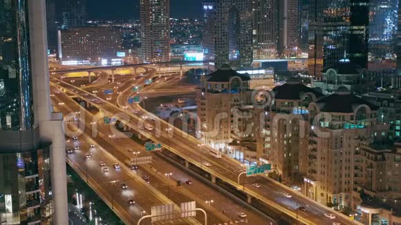迪拜灯火辉煌的摩天大楼和道路交叉口的鸟瞰图视频的预览图