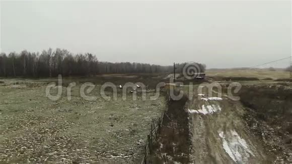 乡村农场肮脏道路的鸟瞰图视频的预览图