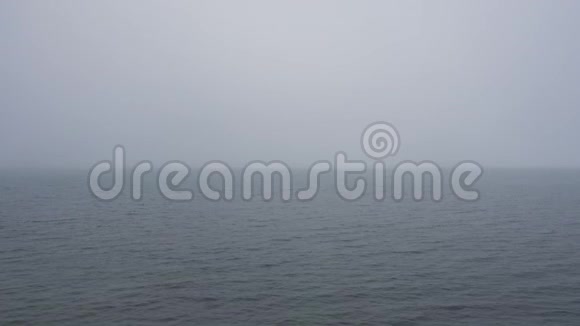 上午平静水面带雾循环视频视频的预览图