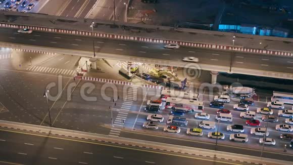 迪拜市区夜间高速公路立交的鸟瞰图视频的预览图
