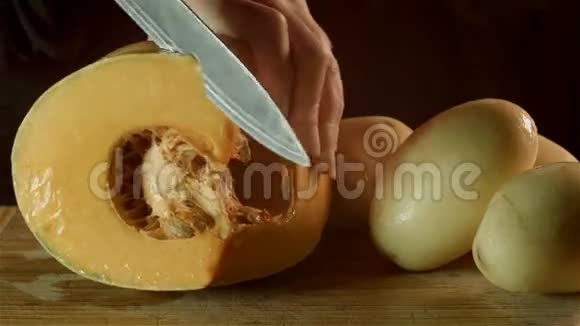 健康的新鲜食物在厨房里切蔬菜南瓜土豆视频的预览图