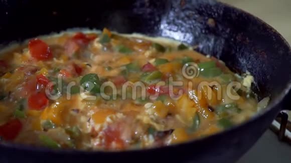晚餐用鸡蛋和红椒煎锅煮视频的预览图