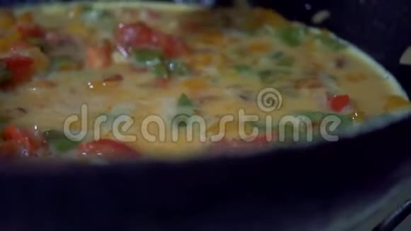 晚餐用鸡蛋和红椒煎锅煮视频的预览图