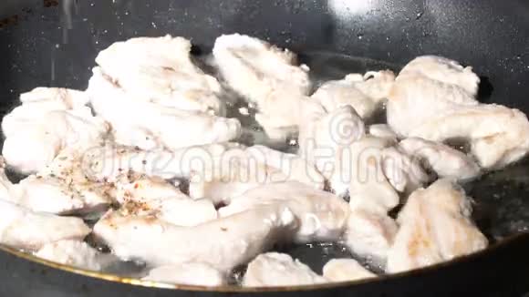 在平底锅上加入香料到火鸡肉中视频的预览图