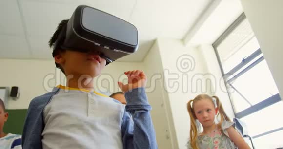 4k教室内使用虚拟现实耳机的男生视频的预览图