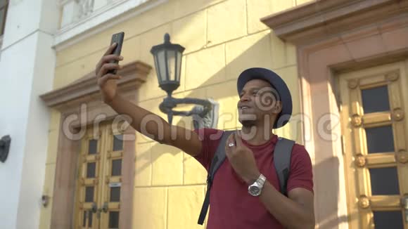 非洲裔美国游客在欧洲旅行时使用智能手机摄像头在线视频聊天视频的预览图