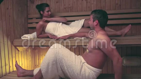 一对夫妇在桑拿浴室里一起放松和聊天视频的预览图