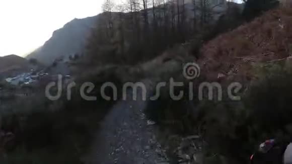 车载摄像机英国石板山石路上的山地自行车下山从第一人称看视频的预览图