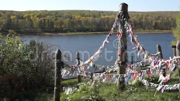 异教的彩布用来在河边的悬崖上装饰神灵视频的预览图
