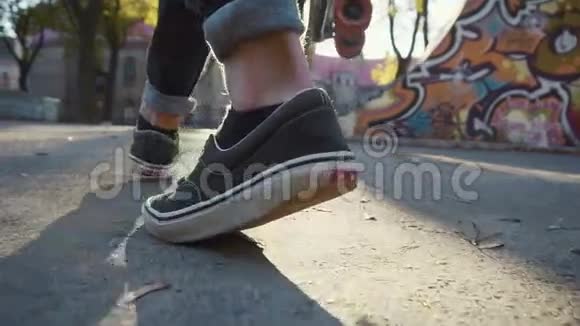 年轻人用滑板走路视频的预览图