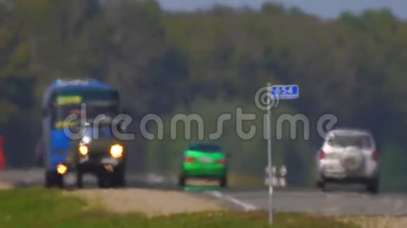 轨道车辆在道路上的移动汽车交通夏季公路在乡村公路上的车两辆车同时行驶视频的预览图