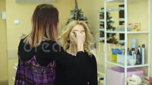 化妆师为金发模特化妆视频的预览图