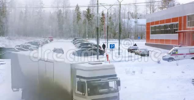 冬季森林停车场视频的预览图