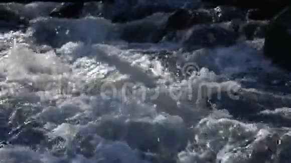 用白色和透明的气泡堵住水流视频的预览图