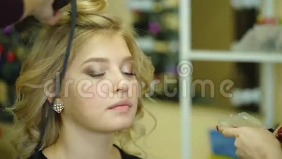 化妆师为金发模特化妆视频的预览图