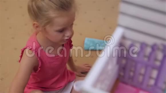 玩具屋和小女孩视频的预览图