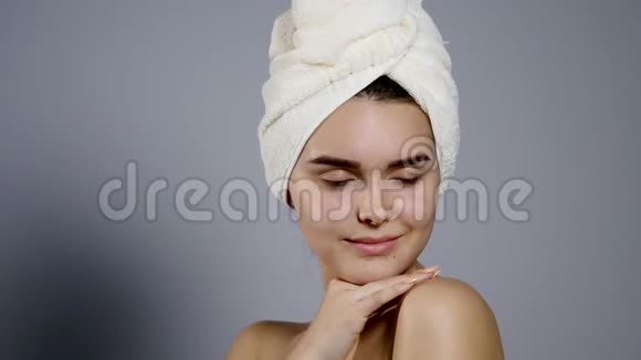 一位戴着毛巾的美女在头上摇头微笑视频的预览图