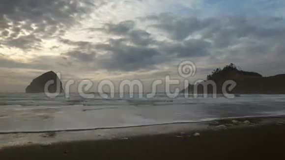 日落1080p时基万达角太平洋城市俄勒冈州海斯塔克HaystackRock的蓝天和海浪视频的预览图