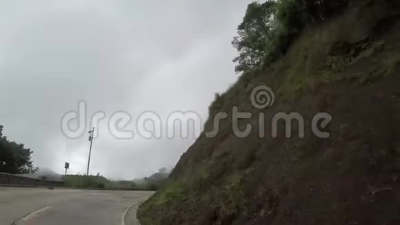 漫长而狭窄的混凝土铺成蜿蜒曲折的道路在多山的科迪勒拉悬崖边薄雾和白天视频的预览图