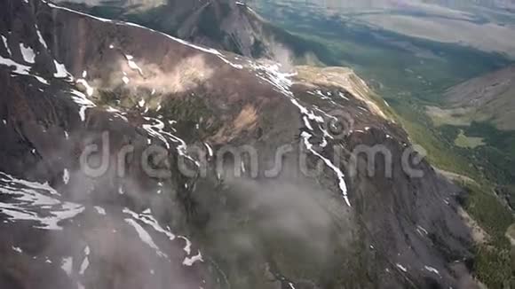 飞在海拔3500米的山上视频的预览图