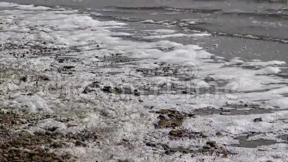 脏水和湖中的泡沫视频的预览图
