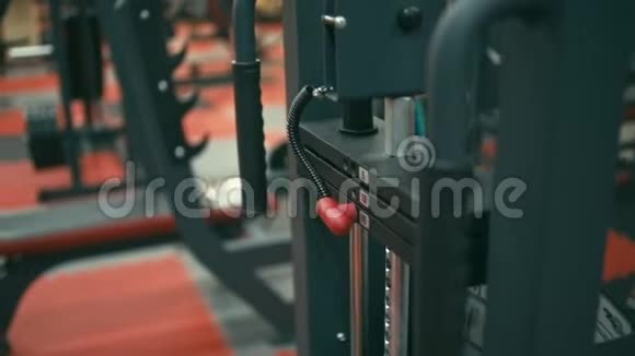 健身机里的健美运动员视频的预览图