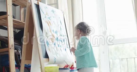 女孩用水彩画图片视频的预览图