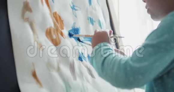 女孩用水彩画图片视频的预览图