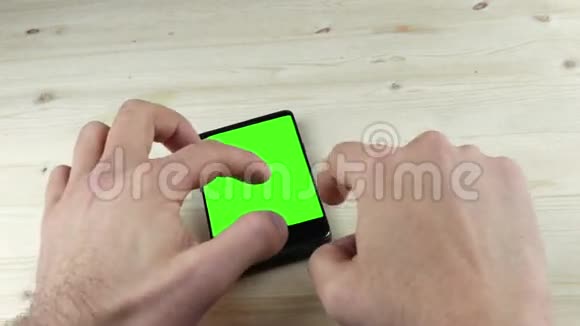 使用智能手机编写带有色度键绿色屏幕智能手机通信的短信的人手视频的预览图
