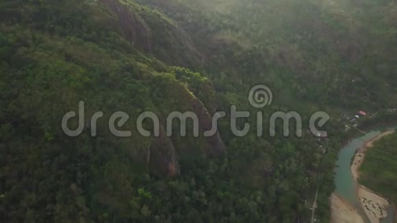 日惹曼古南山美丽的鸟瞰图视频的预览图
