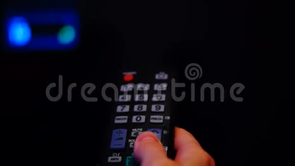 远程控制拇指触摸遥控器上的频道按钮视频的预览图