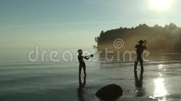 父子俩在湖边钓鱼视频的预览图
