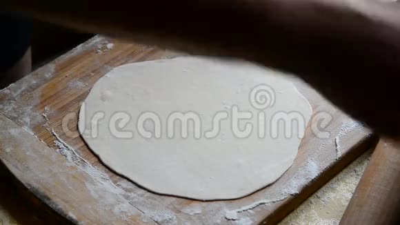 家庭主妇做奶酪格鲁吉亚国民菜肴视频的预览图