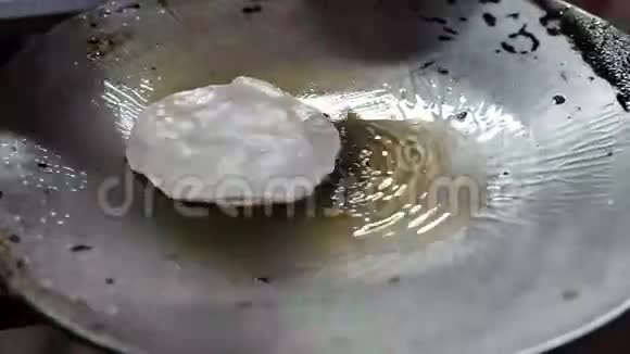 印度煎饼热锅面包油和黄油的制作视频的预览图