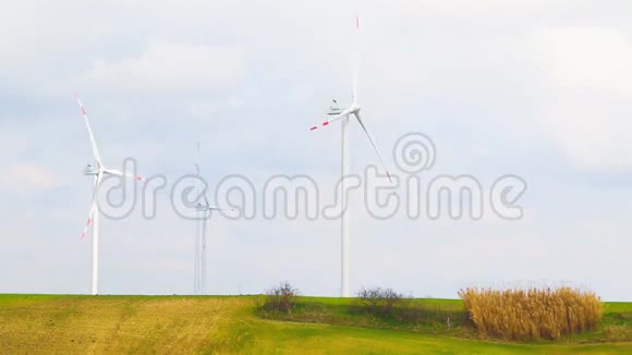 风力涡轮机可再生能源蓝天白云下放大视频的预览图