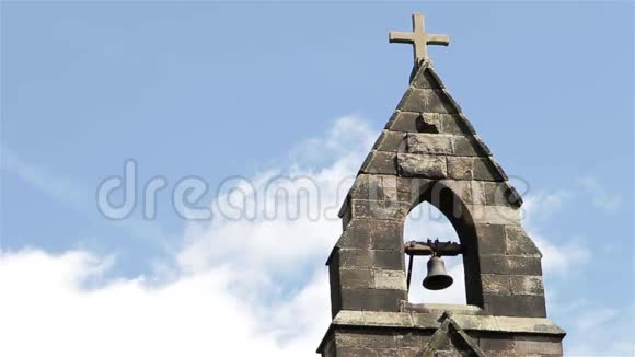 钟楼对抗蓝天白云美丽的灯光旧乡村教堂视频的预览图