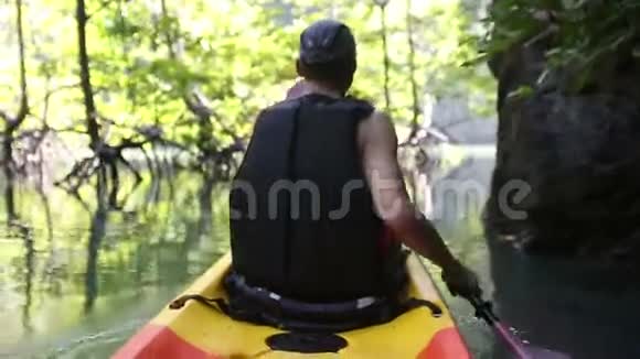 在峡谷中的皮划艇上排着一排人的背面景色视频的预览图
