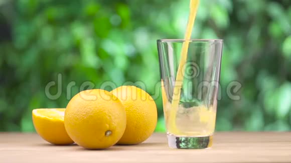 新鲜橙汁倒入玻璃杯中视频的预览图
