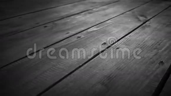 黑白木板路地板滑块小车运动视频的预览图