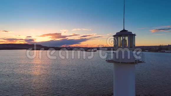 保加利亚瓦尔纳海港日落时灯塔的鸟瞰图视频的预览图
