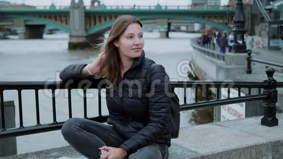 去伦敦旅行的年轻美女视频的预览图