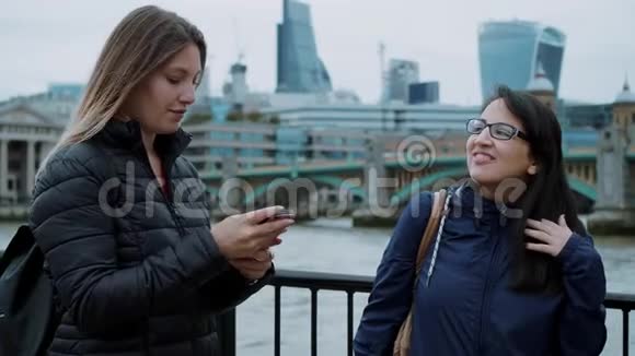 两个女朋友去伦敦观光旅行视频的预览图