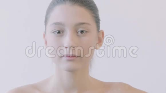 特写美女肖像的女人脸与明亮的眼睛护肤概念视频的预览图